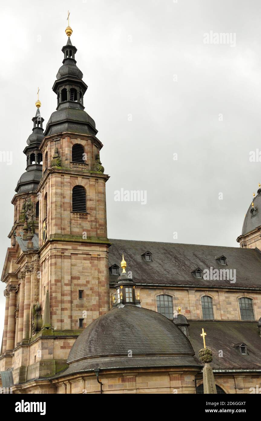 Der barocke Dom zu Fulda ist ein beeindruckendes Zeugnis religiöser Baukunst im Fuldaer Barockviertel. - The baroque cathedral in Fulda is an impressi Stock Photo