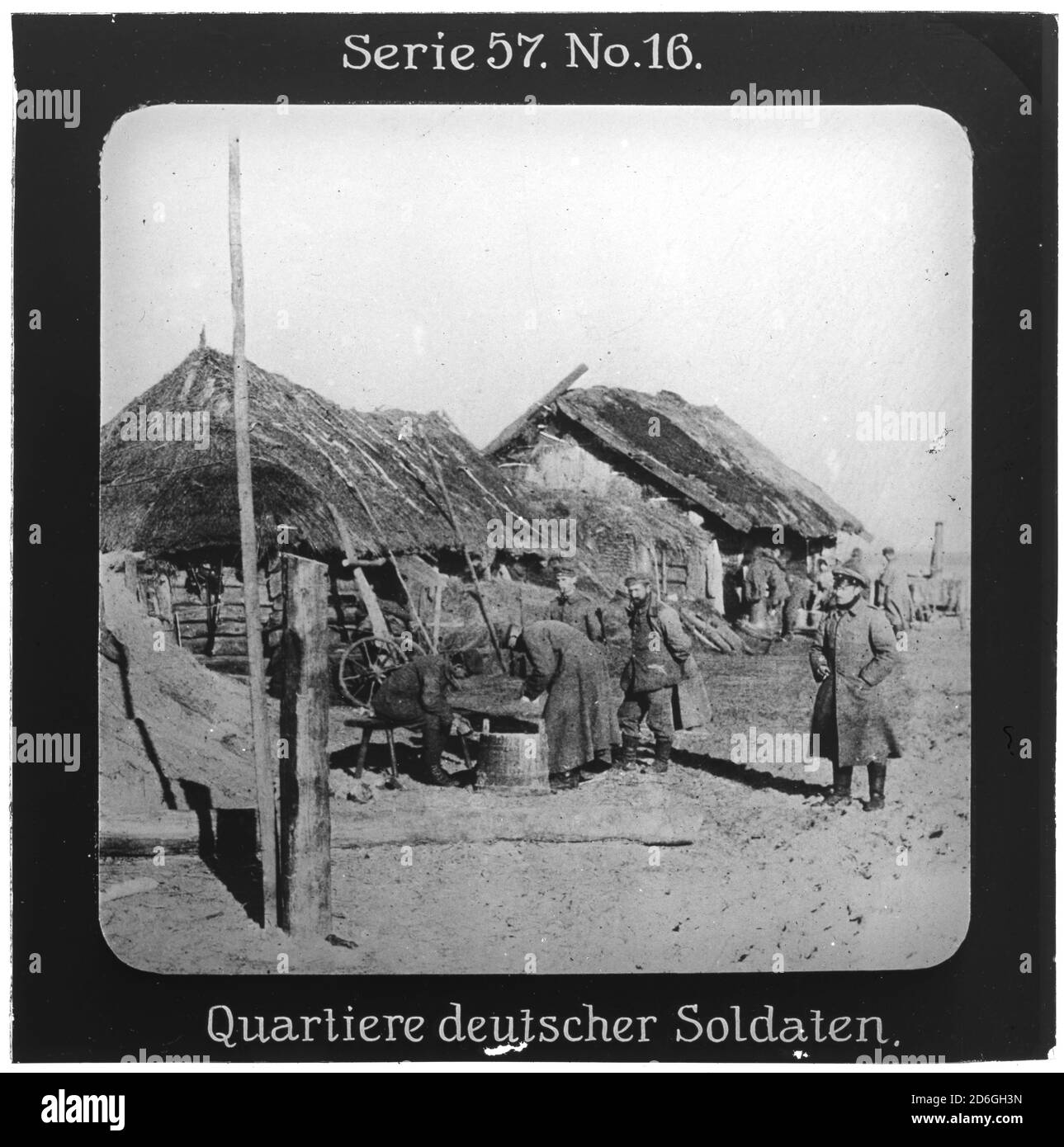 Projection für Alle - Die Eroberung Serbiens. Serie 57. No 16. Quartiere deutscher Soldaten. Nach dem Scheitern des Serbienfeldzugs der k.u.k. Armee im Jahr 1914 wurde im Oktober 1915 mit massiver deutscher Unterstützung ein neuer Feldzug durchgeführt. Die Firma „Projection für Alle“ wurde 1905 von Max Skladanowsky (1861-1939) gegründet. Sie produzierte bis 1928 fast 100 Serien zu je 24 Glasdias im Format 8,3 x 8,3 cm im sog. Bromsilber-Gelatine-Trockenplatten Verfahren. Die Serien umfassten Städte, Länder, Landschaften, Märchen und Sagen, das Alte Testament u. den 1. Weltkrieg. Stock Photo