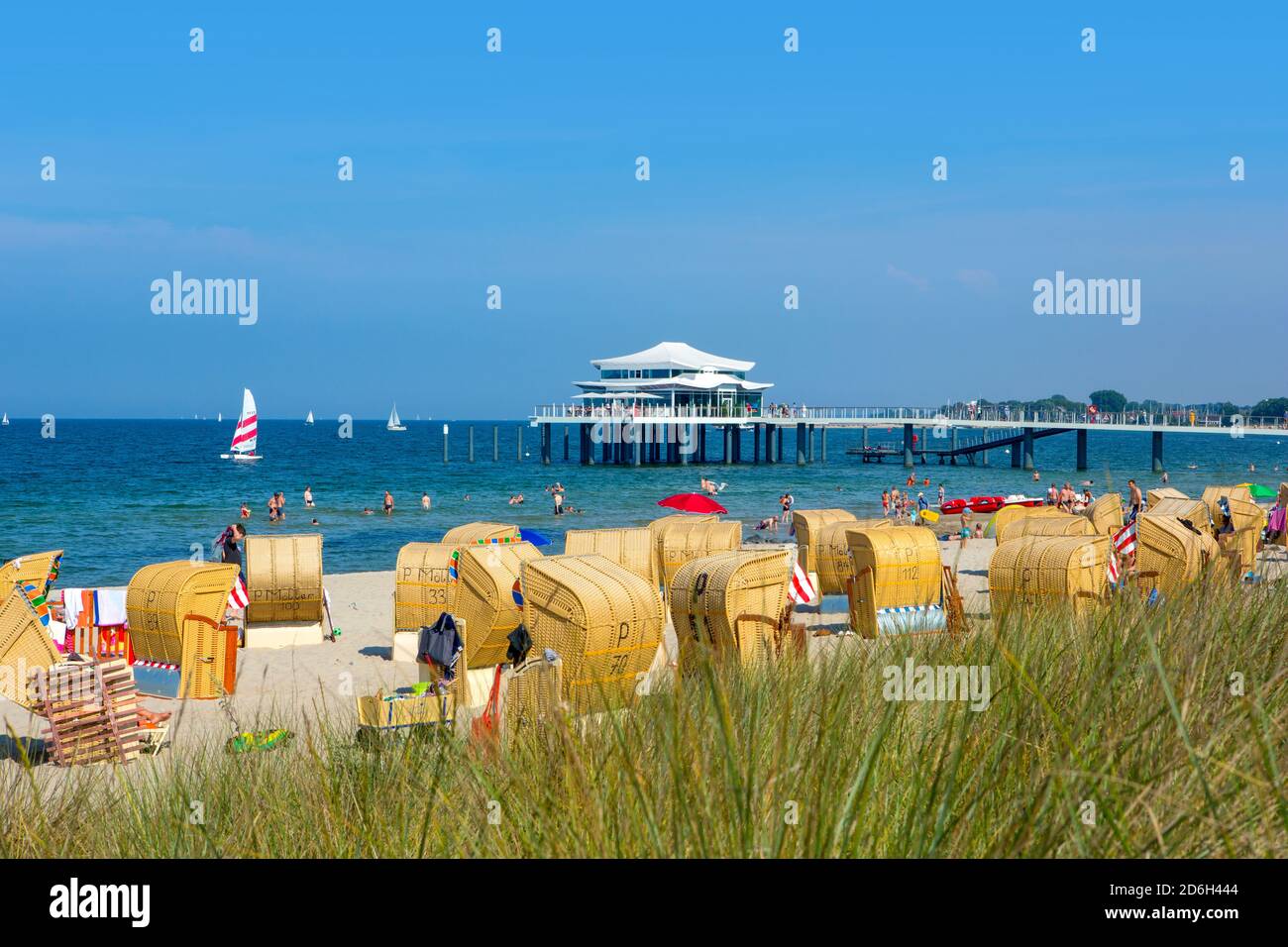 Schleswig-Holstein, Luebecker Bucht, Ostseebad Timmendorfer Strand, Strandleben an der Seeschlösschenbrücke mit Teehaus. Stock Photo