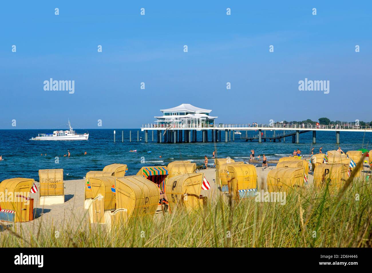 Schleswig-Holstein, Luebecker Bucht, Ostseebad Timmendorfer Strand, Strandleben an der Seeschlösschenbrücke mit Teehaus. Stock Photo