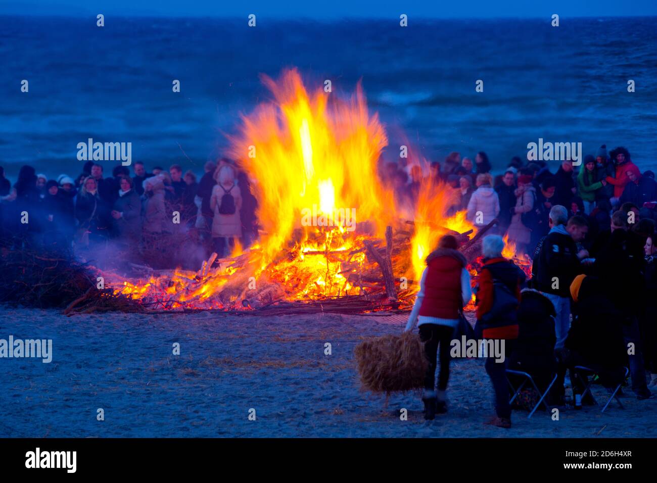 Deutschland, Schleswig-Holstein, Ostseebad Niendorf. Ostseestrand. Osterfeuer am Freistrand von Niendorf an der Ostsee. Stock Photo