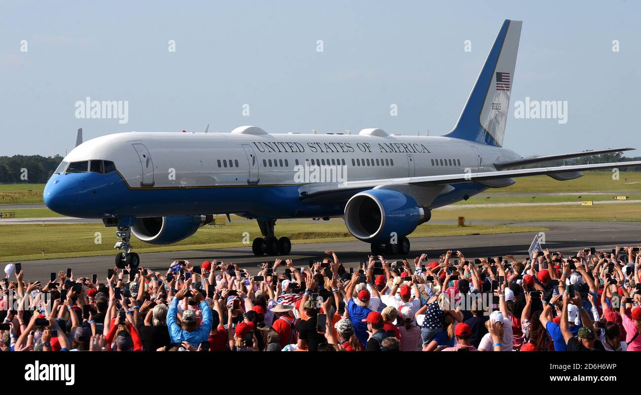 People watch as the Air Force One lands at Ocala International Airport during a campaign rally.With 18 days until election day, President Trump holds rallies on an almost daily basis in his bid for re-election against Democratic presidential nominee Joe Biden. Stock Photo