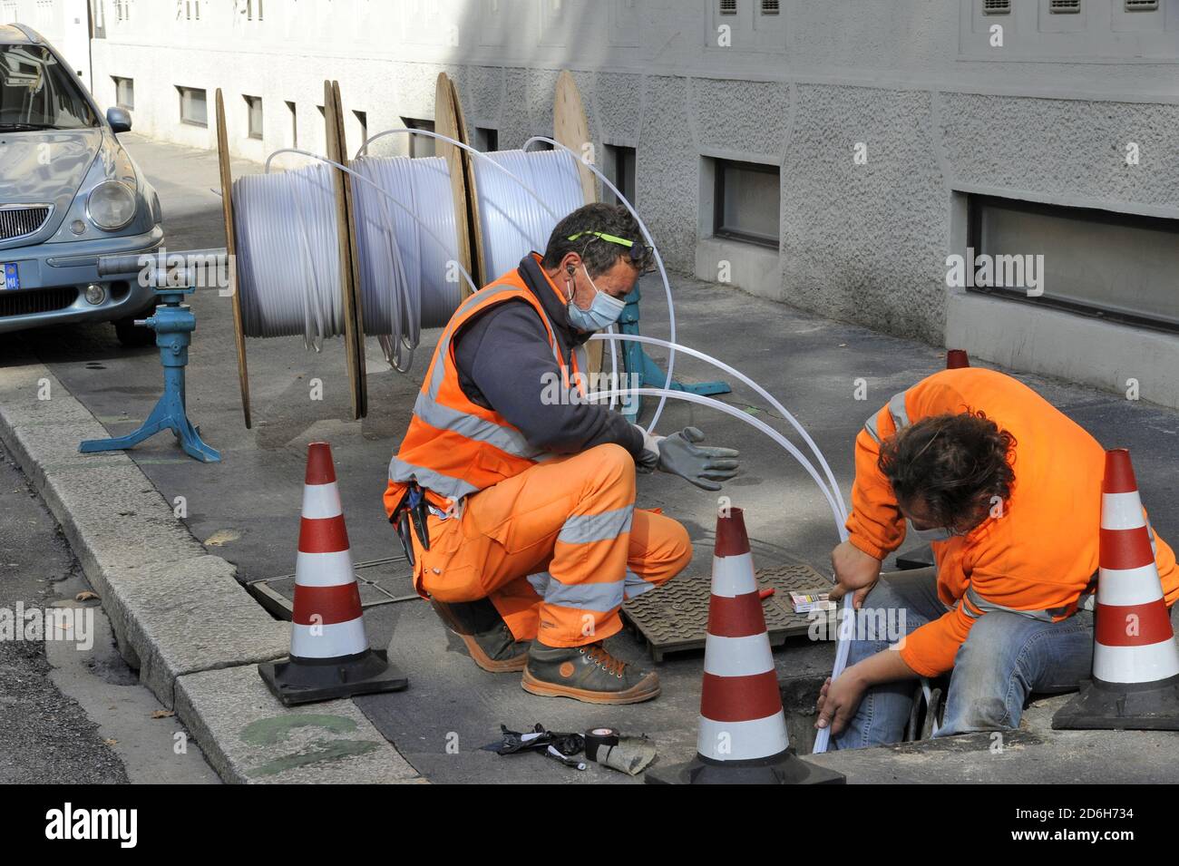 Milano, posa del cavo della fibra ottica Wind - Milan, Wind optical fiber  cable laying Stock Photo - Alamy