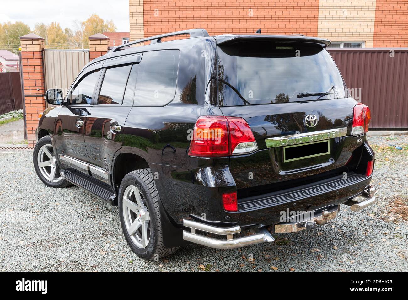 Novosibirsk, Russia - 09.26.2020: Rear view of Toyota Land Cruiser 200 in  black color after cleaning before sale in a sunny day on parking. Japan SUV  Stock Photo - Alamy