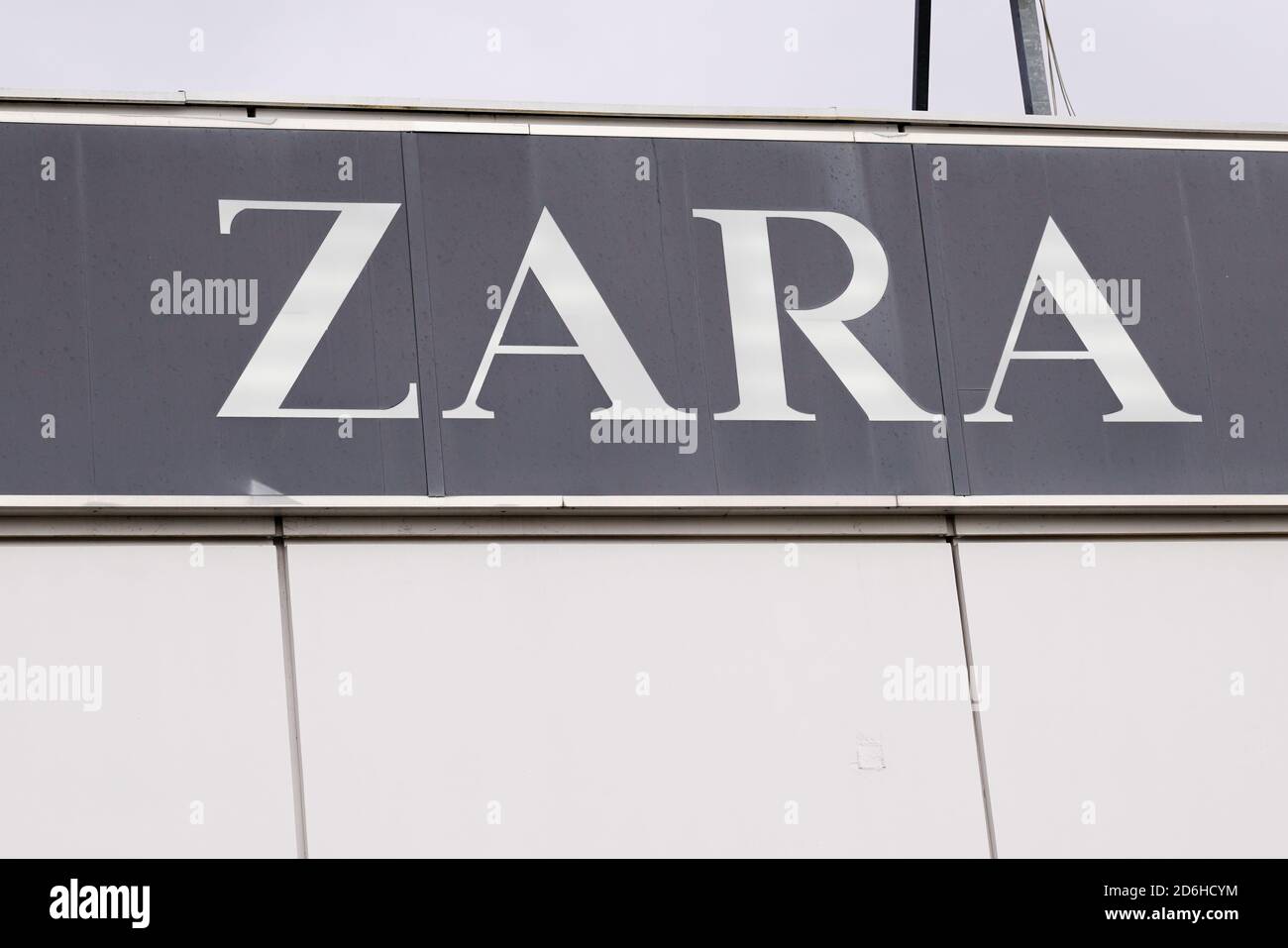 Bordeaux , Aquitaine / France - 10 10 2020 : zara logo and text sign of  spanish retail fashion store brand clothing shop Stock Photo - Alamy