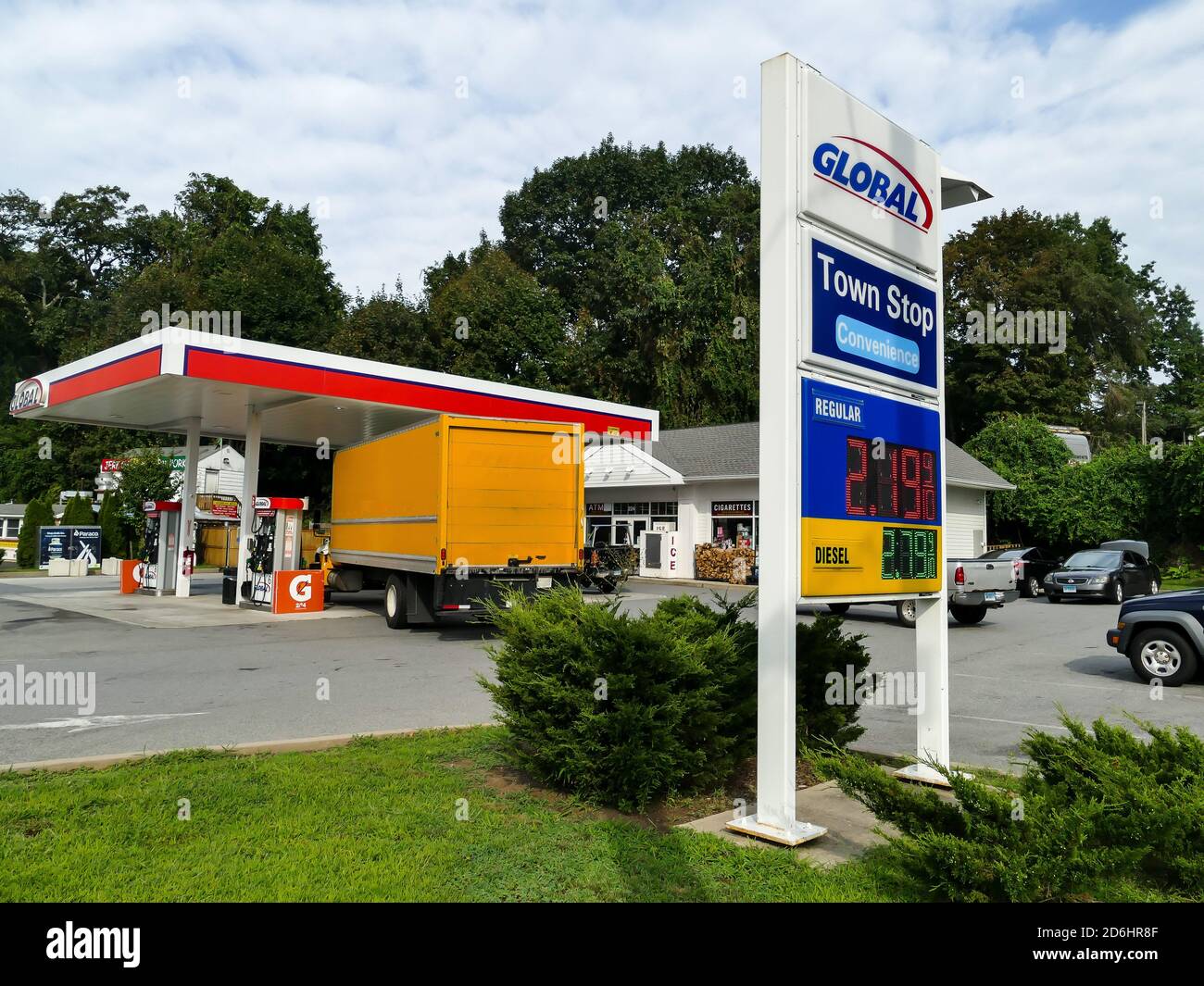 Norwalk Ct Usa August 15 2020 Global Local Gas Station In Post Road 1 Near Exit 14 On I 95 Stock Photo Alamy