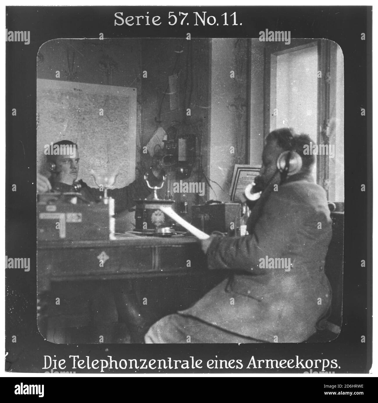 Projection für Alle - Die Eroberung Serbiens. Serie 57. No 11. Die Telephonzentrale eines Armeekorps. Nach dem Scheitern des Serbienfeldzugs der k.u.k. Armee im Jahr 1914 wurde im Oktober 1915 mit massiver deutscher Unterstützung ein neuer Feldzug durchgeführt. Die Firma „Projection für Alle“ wurde 1905 von Max Skladanowsky (1861-1939) gegründet. Sie produzierte bis 1928 fast 100 Serien zu je 24 Glasdias im Format 8,3 x 8,3 cm im sog. Bromsilber-Gelatine-Trockenplatten Verfahren. Die Serien umfassten Städte, Länder, Landschaften, Märchen und Sagen, das Alte Testament u. den 1. Weltkrieg. Stock Photo