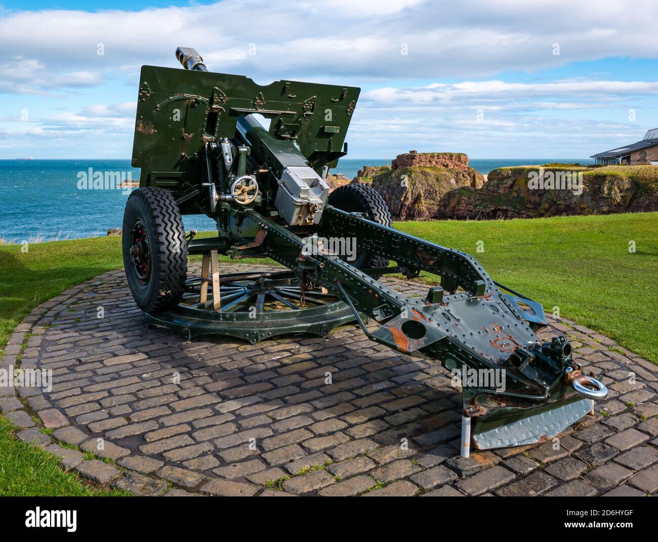 A 25-pounder British military field artillery gun, Dunbar, East Lothian, Scotland, UK Stock Photo