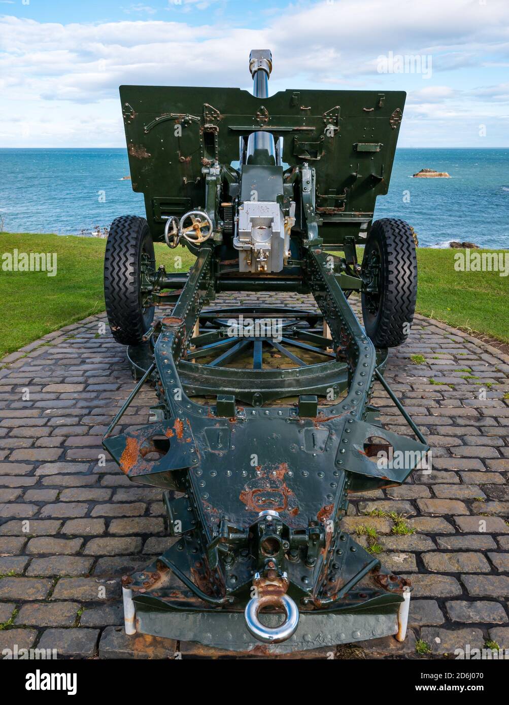 A 25-pounder British military field artillery gun, Dunbar, East Lothian, Scotland, UK Stock Photo