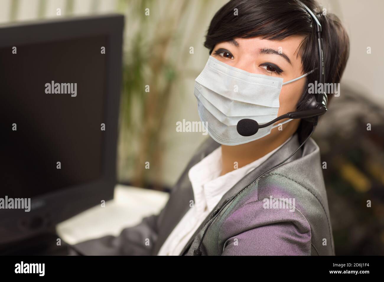 Customer wearing face mask hi-res stock photography and images - Alamy
