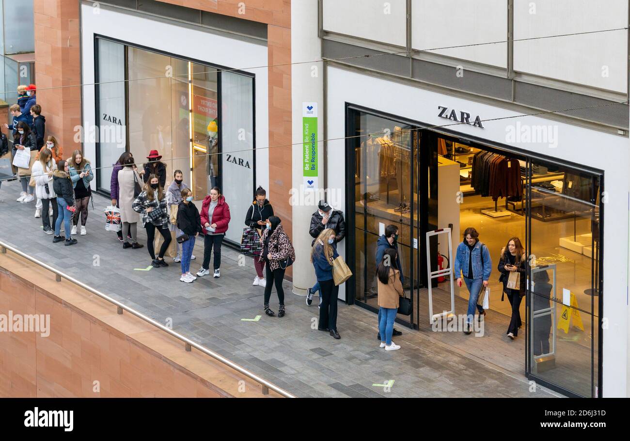 Young shoppers in face masks waiting to be let into Zara in Liverpool One  Stock Photo - Alamy
