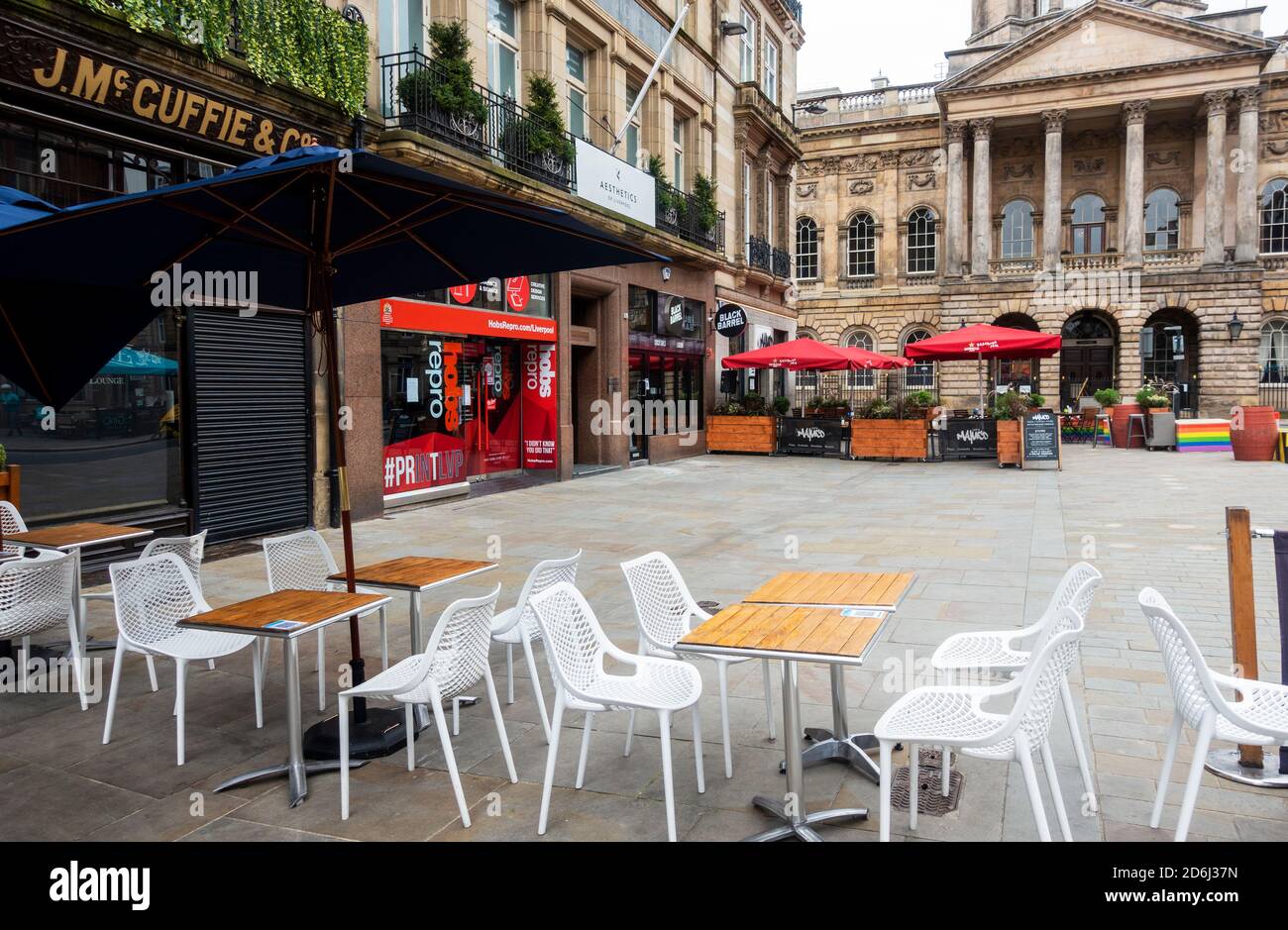 Castle Street  at Saturday lunch time shows empty bistro and closed bars in Liverpool Stock Photo