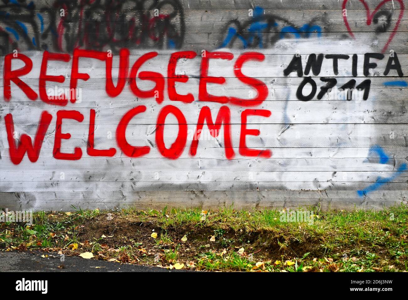 Graffiti REFUGEES WELCOME refugees refugees welcome, Bauzaun, Stuttgart, Baden-Wuerttemberg, Germany Stock Photo