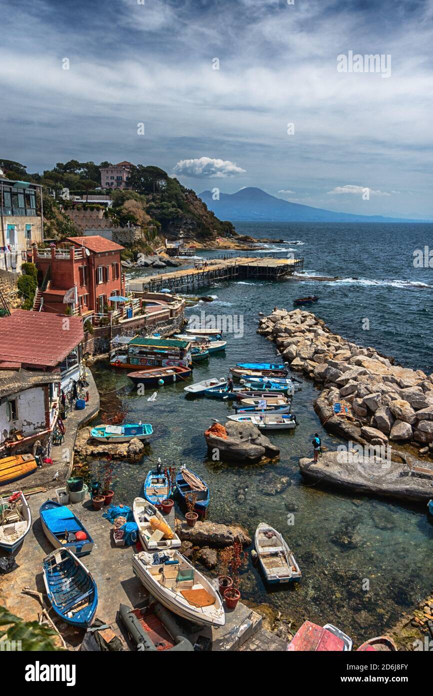 Marechiaro-Napoli. Il nome Marechiaro non viene, come comunemente si pensa, dalla trasparenza delle acque del mare di Posillipo, ma dalla loro quiete. Stock Photo