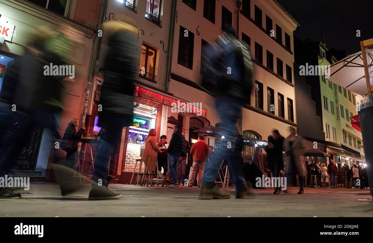 Duesseldorf, Germany. 17th Oct, 2020. Guests enjoy food and drink in Düsseldorf's Old Town before closing time from 11 pm. Credit: Henning Kaiser/dpa/Alamy Live News Stock Photo