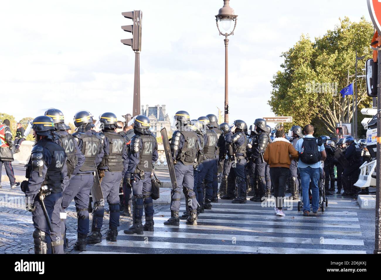 Police riot gear protesters hi-res stock photography and images - Alamy