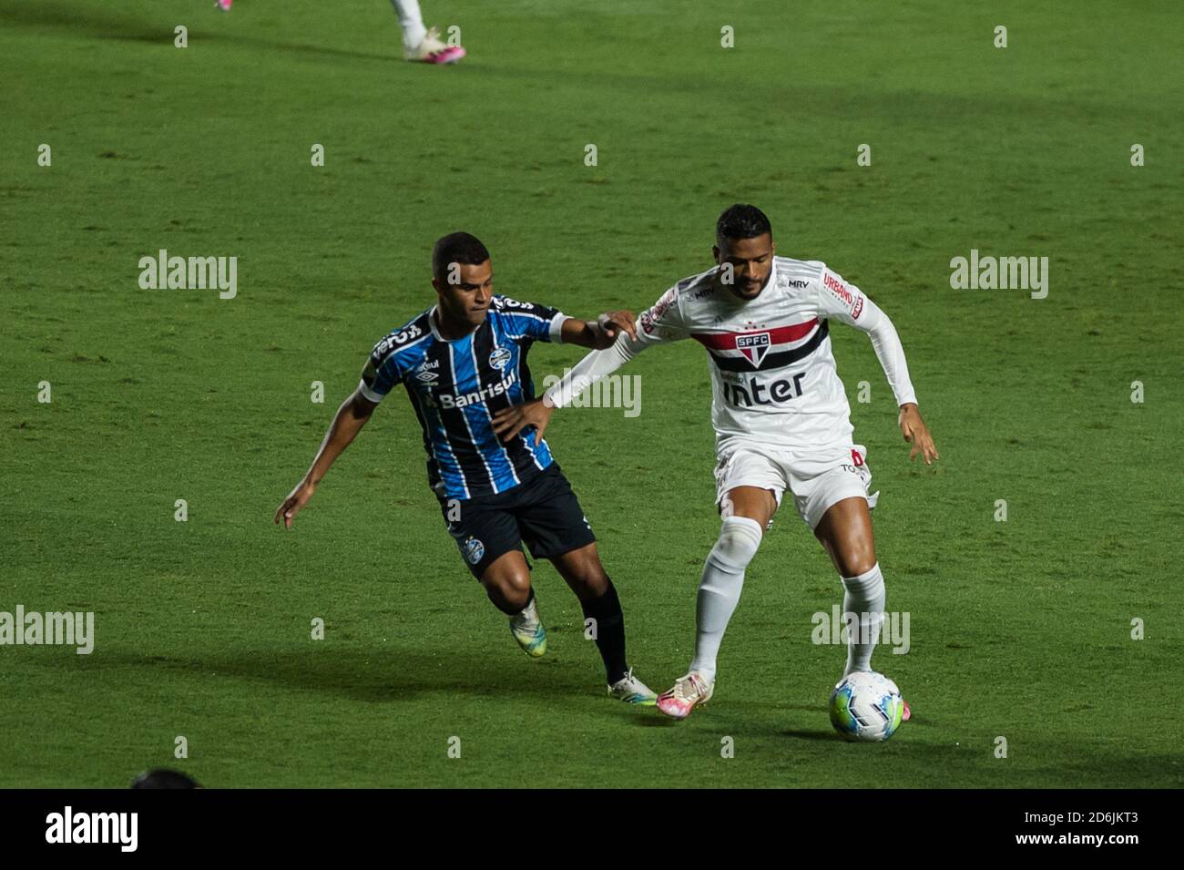 SP - Sao Paulo - 14/08/2021 - BRAZILIAN IN 2021, SAO PAULO X GREMIO -  Galeano, Sao Paulo player disputes a bid with Vanderson, Gremio player  during a match at Morumbi stadium