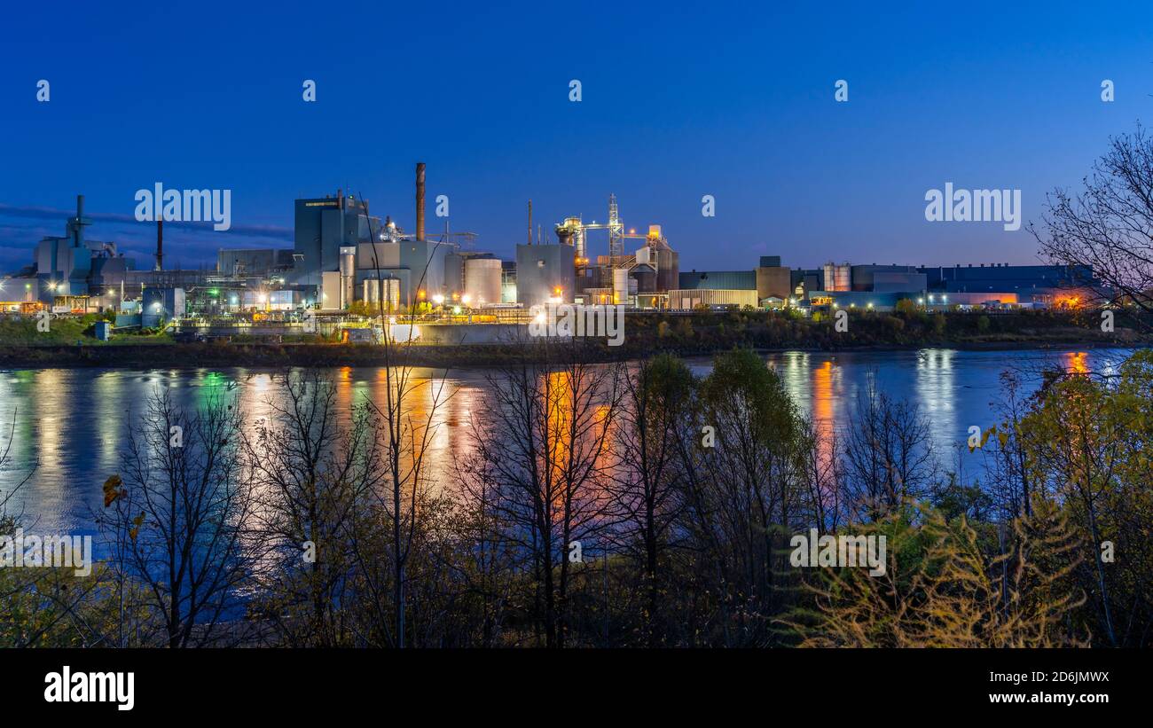 The Packaging Corporation of America paper mill in International Falls, Minnesota, America from Fort Frances, Ontario, Canada. Stock Photo