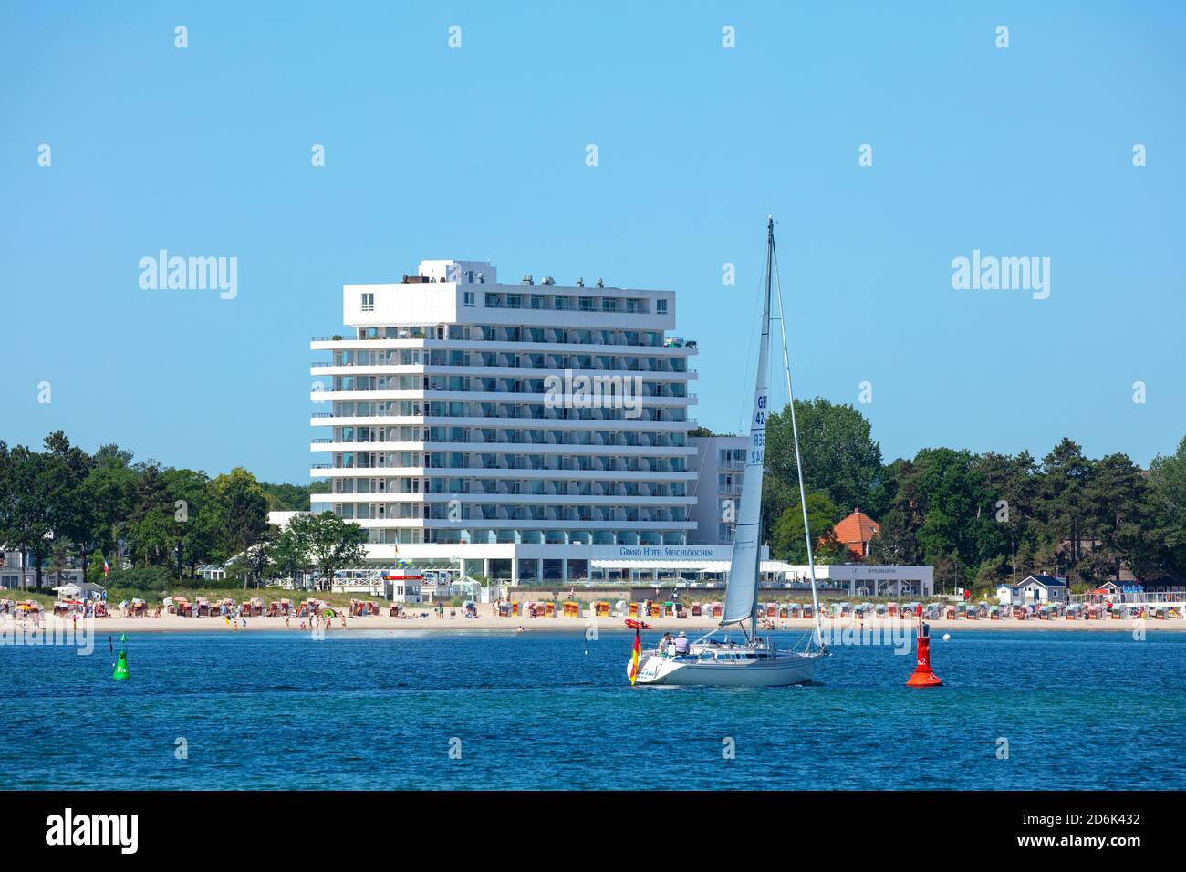 Deutschland, Schleswig-Holstein, Timmendorfer Strand, Blick über die Ostsee zum Grand Hotel Seeschlösschen. Stock Photo