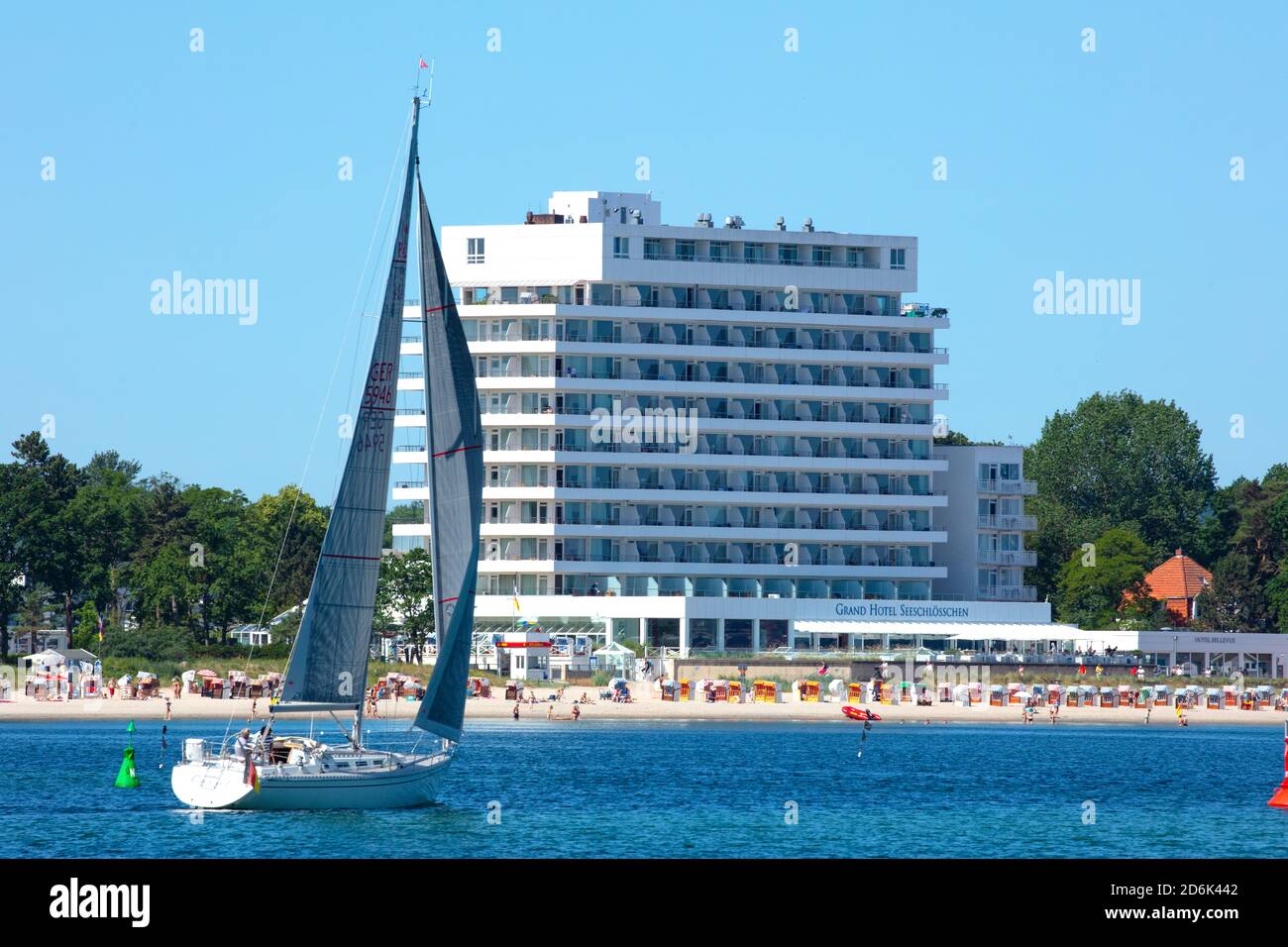 Deutschland, Schleswig-Holstein, Timmendorfer Strand, Blick über die Ostsee zum Grand Hotel Seeschlösschen. Stock Photo