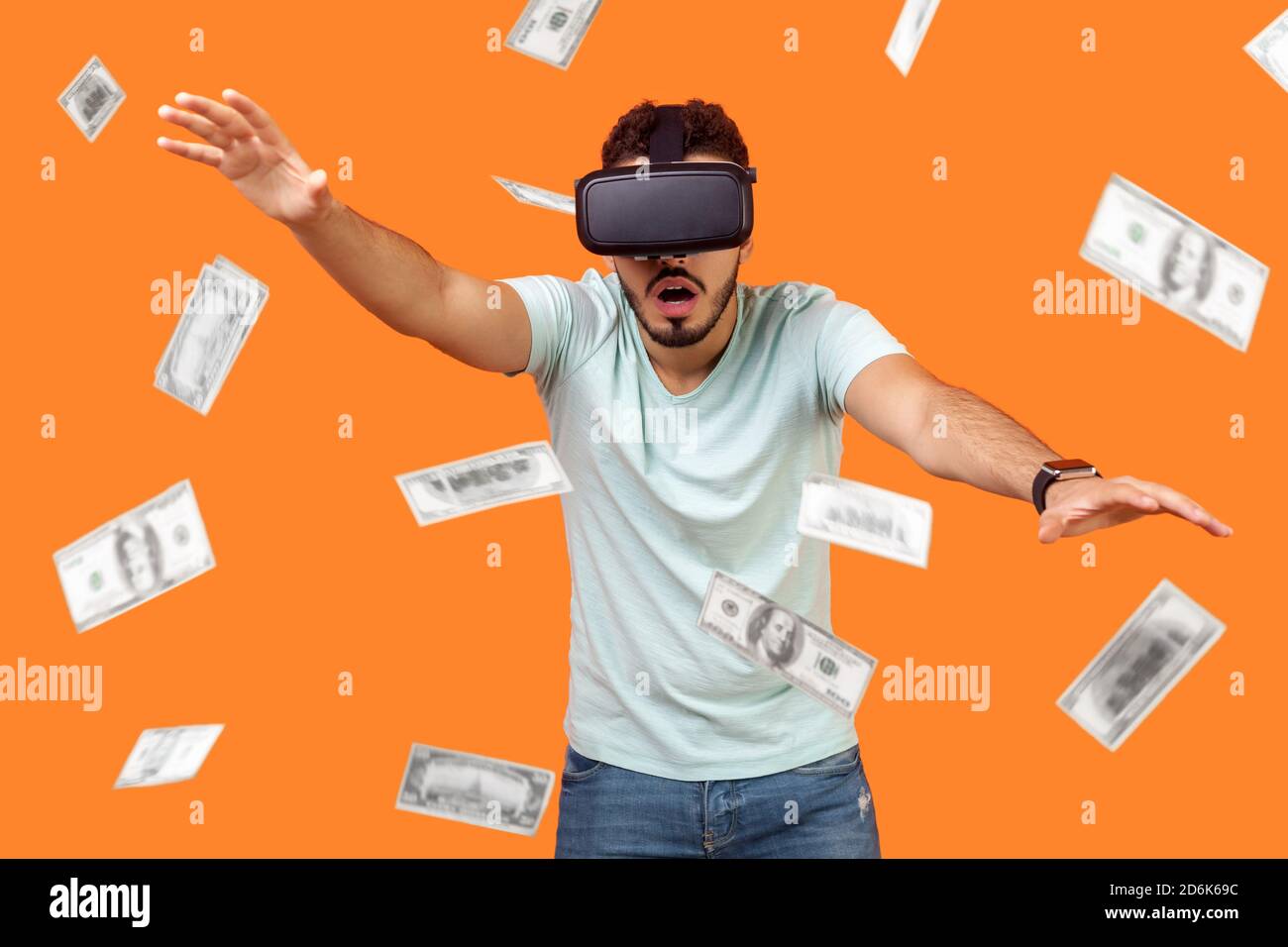 Mus Mary velgørenhed Portrait of shocked man wearing vr glasses, stretching hands forward,  trying to get money, dollar rain falling, illusion of rich millionaire,  playing Stock Photo - Alamy