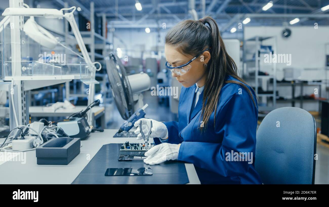 Work cell assembly line hi-res stock photography and images - Alamy