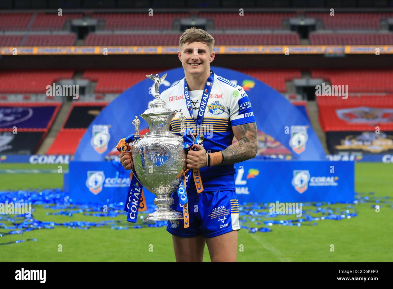 Liam Sutcliffe (15) of Leeds Rhinos lift the Challenge Cup Stock Photo