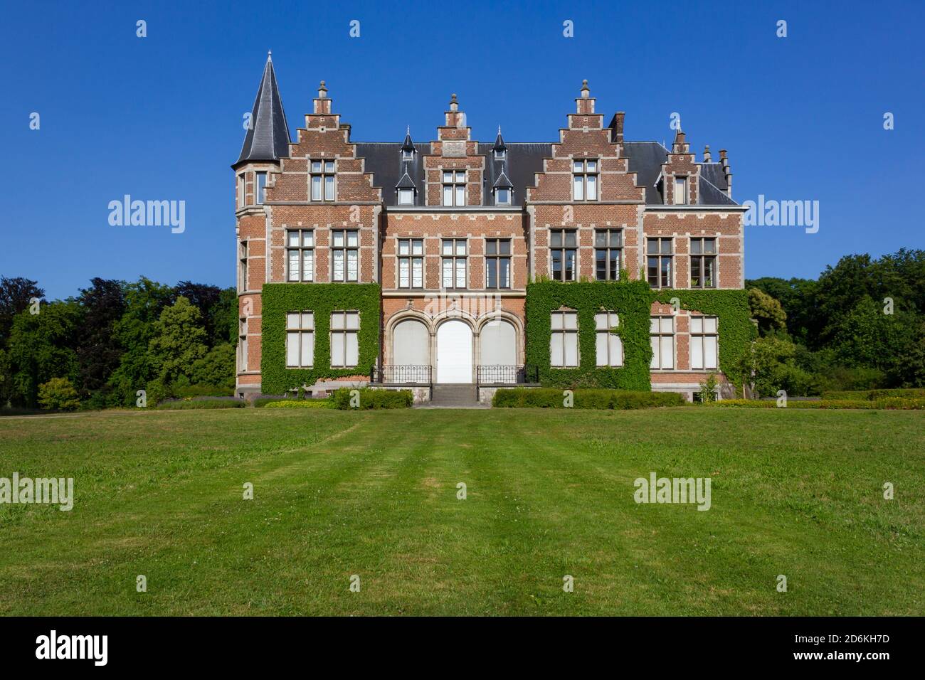 Front view of the 'Vrieselhof' castle during summer Stock Photo