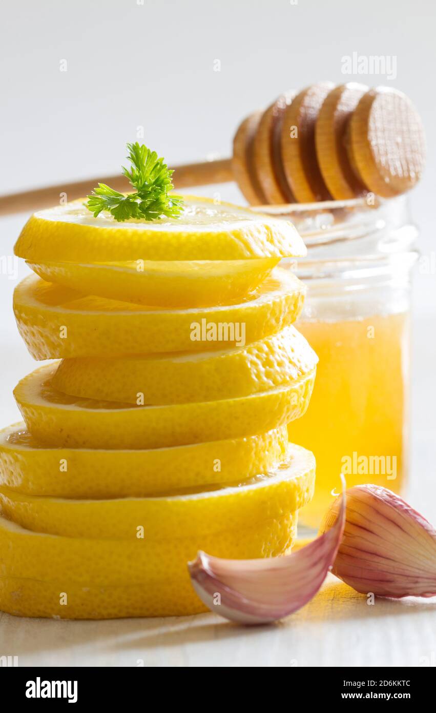 Citrus, honey and garlic as home remedies for colds and flu. Immunity