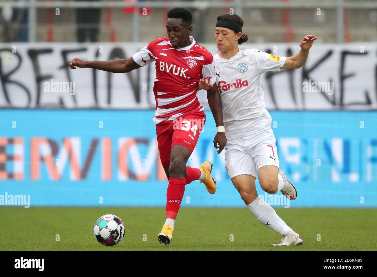 18 October 2020, Bavaria, Würzburg: Football: 2nd Bundesliga, Würzburger Kickers - Holstein Kiel, 4th matchday, in the Flyeralarm Arena. Frank Ronstadt (l) from Würzburg fights for the ball with Jae-sung Lee from Holstein Kiel. Photo: Daniel Karmann/dpa - IMPORTANT NOTE: In accordance with the regulations of the DFL Deutsche Fußball Liga and the DFB Deutscher Fußball-Bund, it is prohibited to exploit or have exploited in the stadium and/or from the game taken photographs in the form of sequence images and/or video-like photo series. Stock Photo