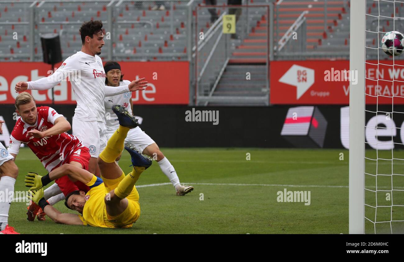 Ahmet Metin Arslan of Dresden runs with the ball during the 3