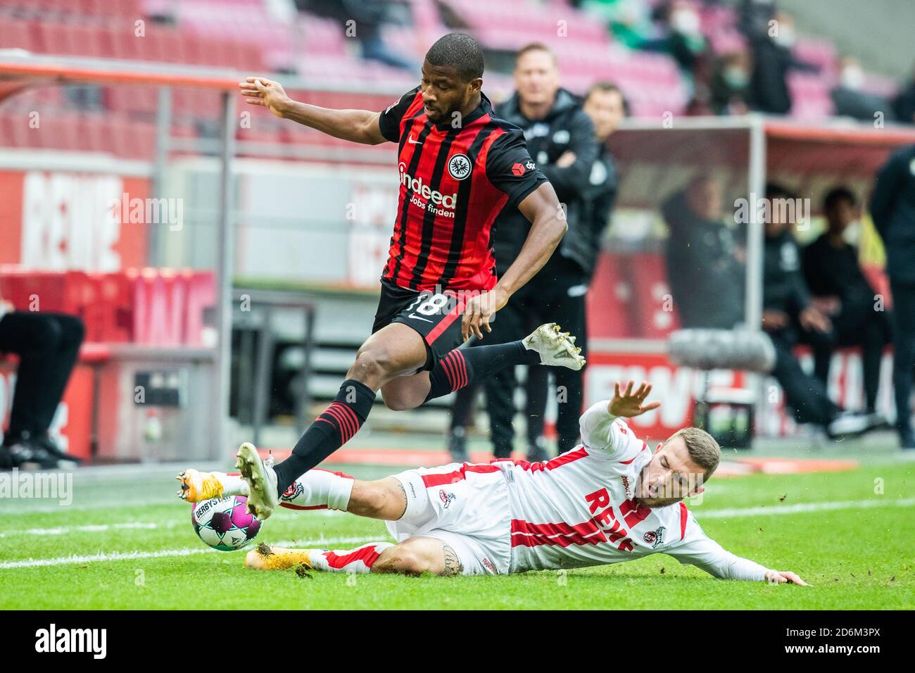 Cologne, Germany. 18th Oct, 2020. Football: Bundesliga, 1st FC Cologne -  Eintracht Frankfurt, 4th matchday in the RheinEnergie Stadium. Frankfurt's  Almamy Toure (l) and Cologne's Jannes Horn in a duel. Credit: Marcel