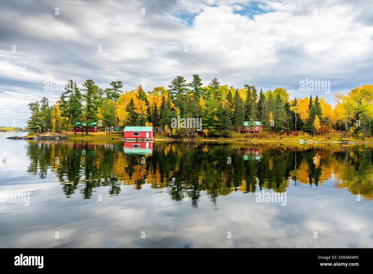 Fall foliage color and lakeside cottages near Sioux Narrows, Ontario, Canada Stock Photo Alamy
