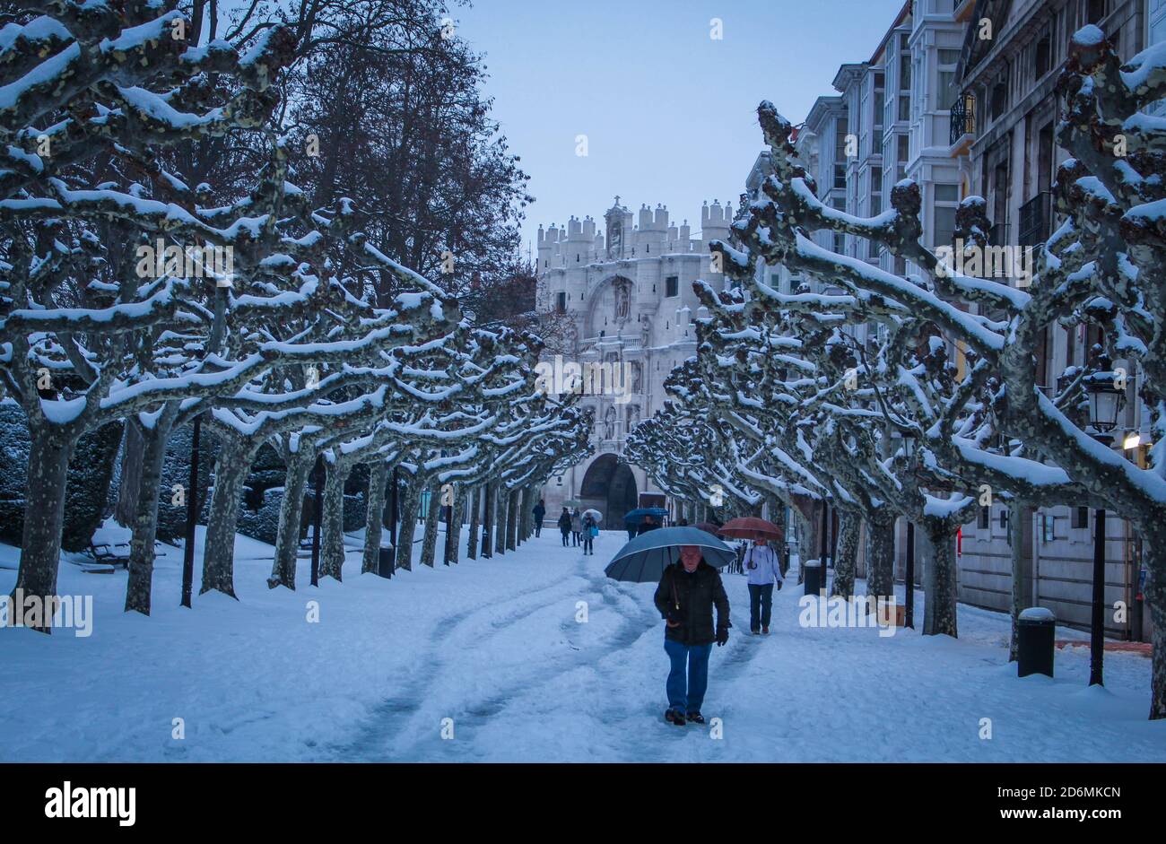 Paseo del espolón con nieve en Burgos Stock Photo