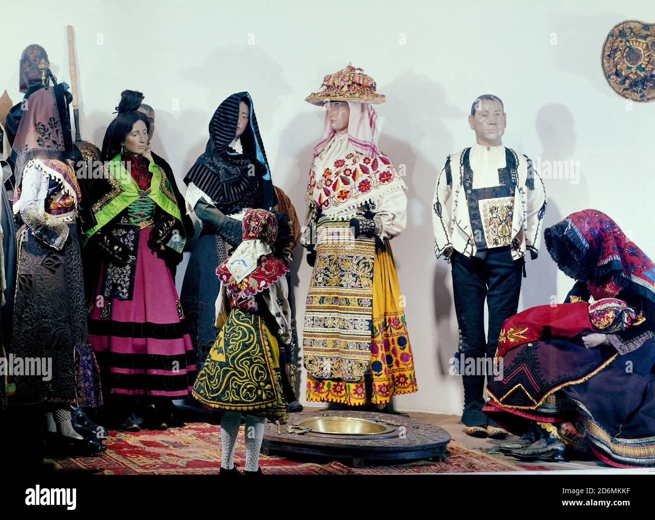TRAJES REGIONALES DE SALAMANCA. Location: MUSEO DEL PUEBLO ESPAÑOL. MADRID.  SPAIN Stock Photo - Alamy, image size:1300x1031