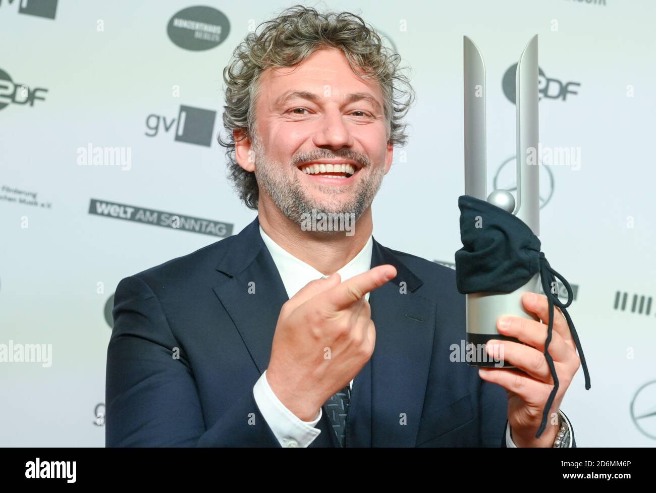 Berlin, Germany. 18th Oct, 2020. The opera singer Jonas Kaufmann will present his prize at the Opus Klassik 2020 music award ceremony at the Konzerthaus am Gendarmenmarkt. He has tied his mouth and nose protection around it. Jonas Kaufmann receives the award for his album 'Vienna' in the category 'Classic without Borders'. Since 2018, music companies, record labels and concert organizers have been awarding the prize to 47 winners in 25 categories. Credit: Jens Kalaene/dpa-Zentralbild/dpa/Alamy Live News Stock Photo