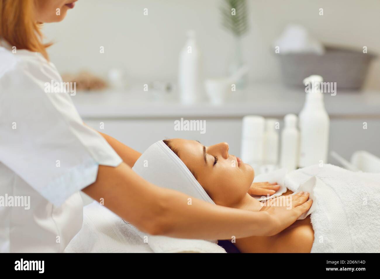 https://c8.alamy.com/comp/2D6N14D/cosmetologist-wiping-relaxing-womans-neck-and-shoulders-after-facial-massage-in-spa-salon-2D6N14D.jpg