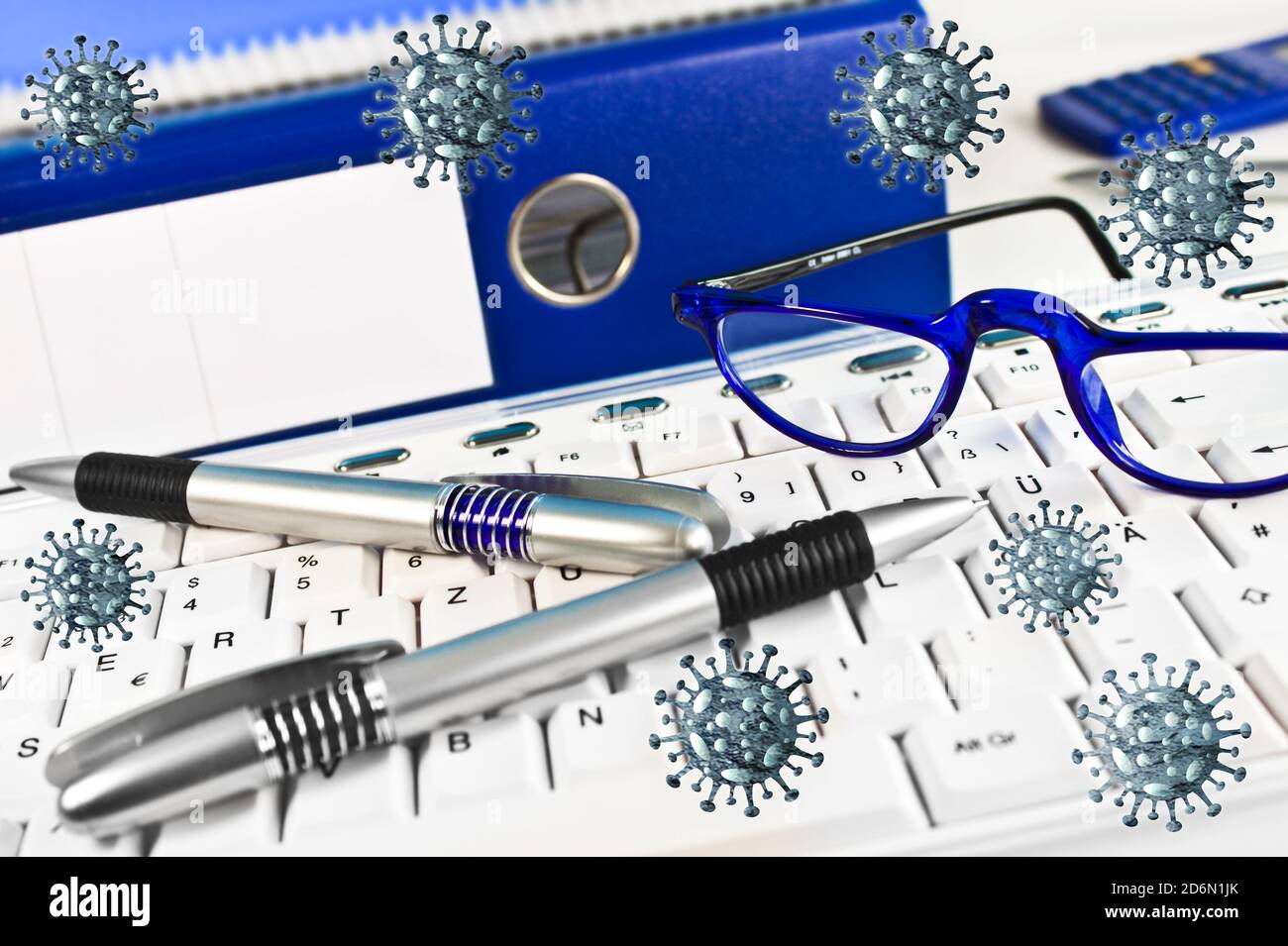 Aktenordner Tastaturn Konzept Homeoffice mit Brille und Corona Viren Stock Photo