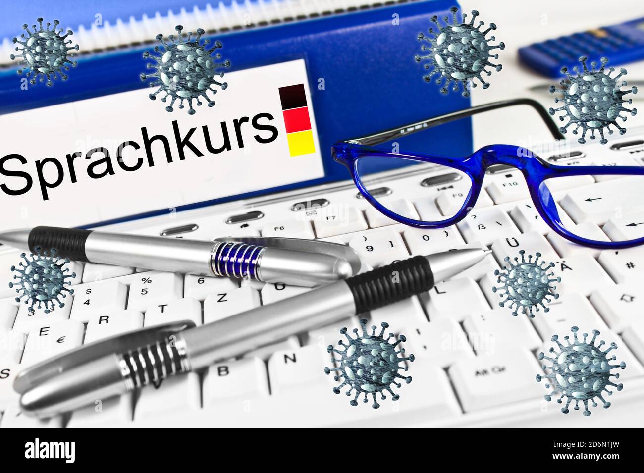 Aktenordner Tastaturn Konzept Sprachkurs Deutsch mit Brille und Corona Viren Stock Photo