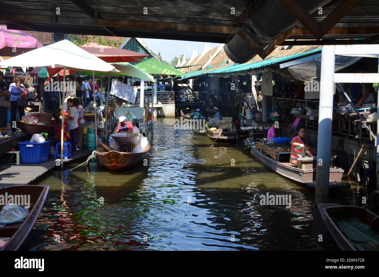 Picturesque boats floating market hi-res stock photography and images ...
