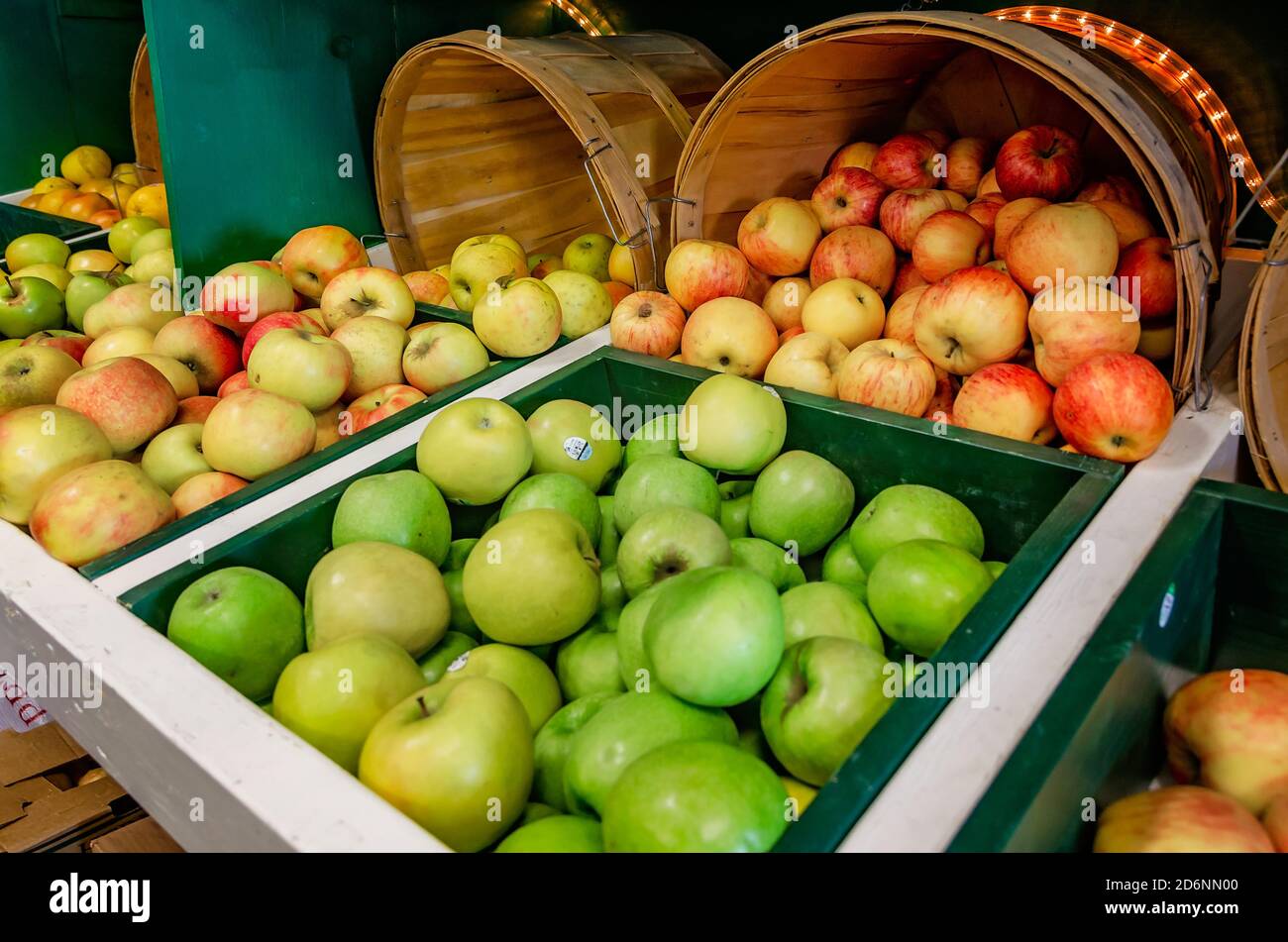 Granny smith apples hires stock photography and images Alamy