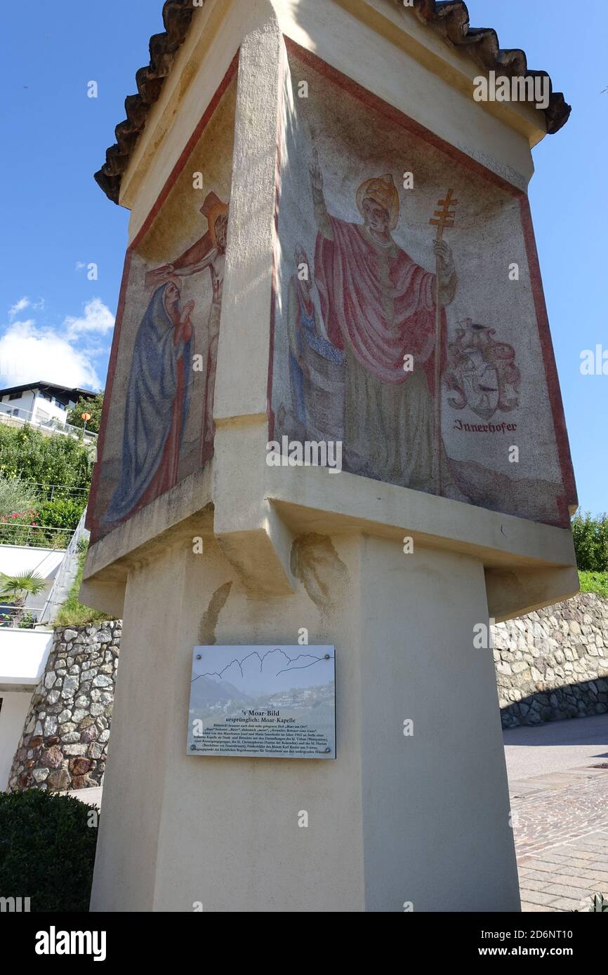 Bildstock, Moar-Bild genannt, mit Darstellung Hl. Urban und Kreuzigungsgruppe, Schenna, Südtirol, Italien Stock Photo