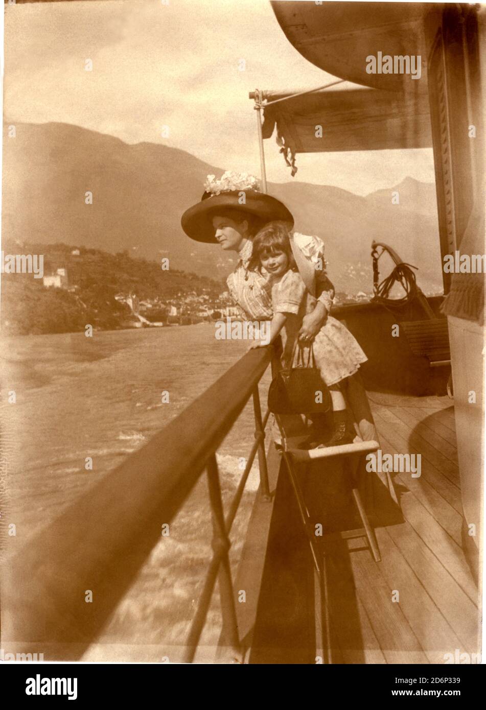 1905 c, LAGO MAGGIORE, ITALY : A mother with daughter from the boat .  Undentifie locality . Unknown photographer . - ITALIA - FOTO STORICHE -  HISTORY - GEOGRAFIA - GEOGRAPHY -