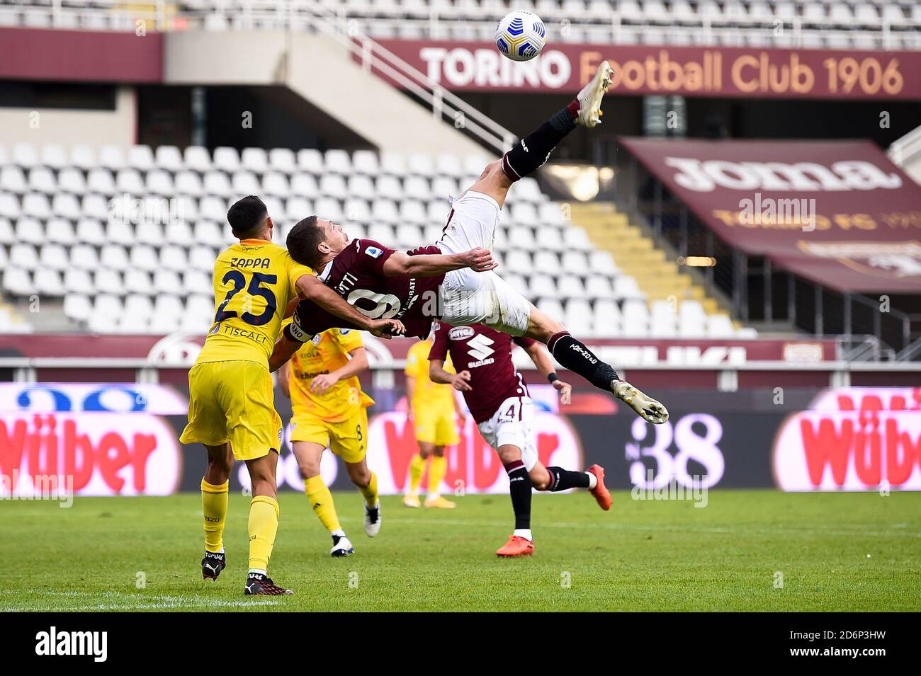 Turin, Italy - 18 October, 2020: Andrea Belotti (R) of Torino FC attempts a bicycle kick during the Serie A football match between Torino FC and Cagliari Calcio. Cagliari Calcio won 3-2 over Torino FC. Credit: Nicolò Campo/Alamy Live News Stock Photo