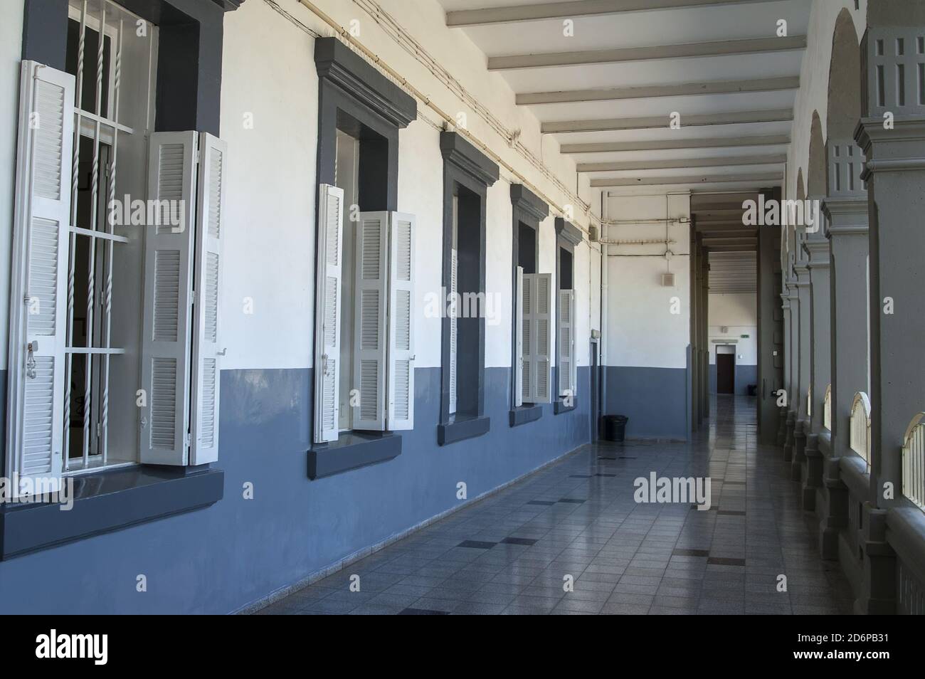 Israel, Izrael, ישראל; Haifa, extensive long gallery in a large school. חיפה, גלריה ארוכה נרחבת בבית ספר גדול. Lange Galerie in einer großen Schule. Stock Photo