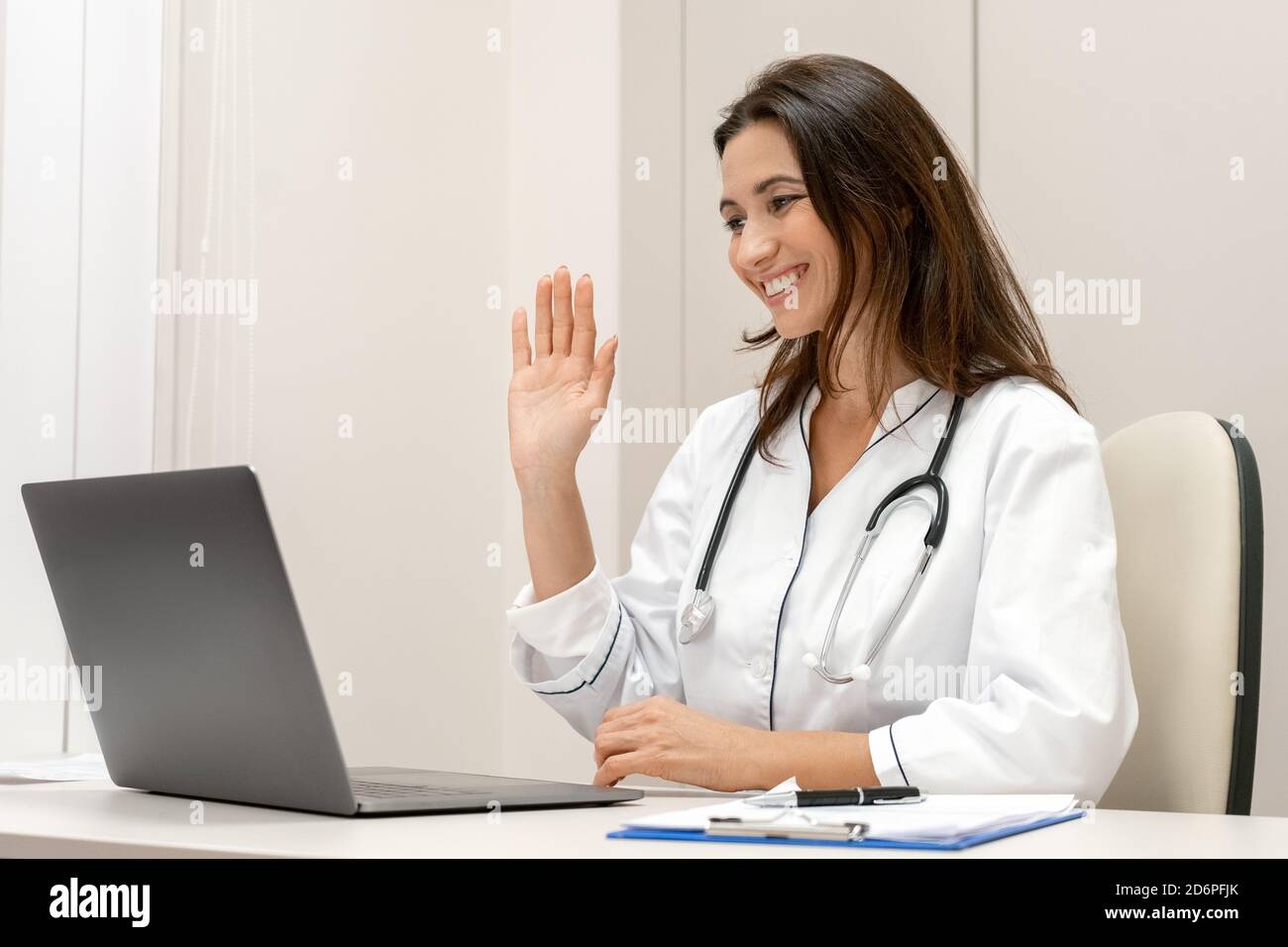 Female doctor smile patient hi-res stock photography and images - Alamy