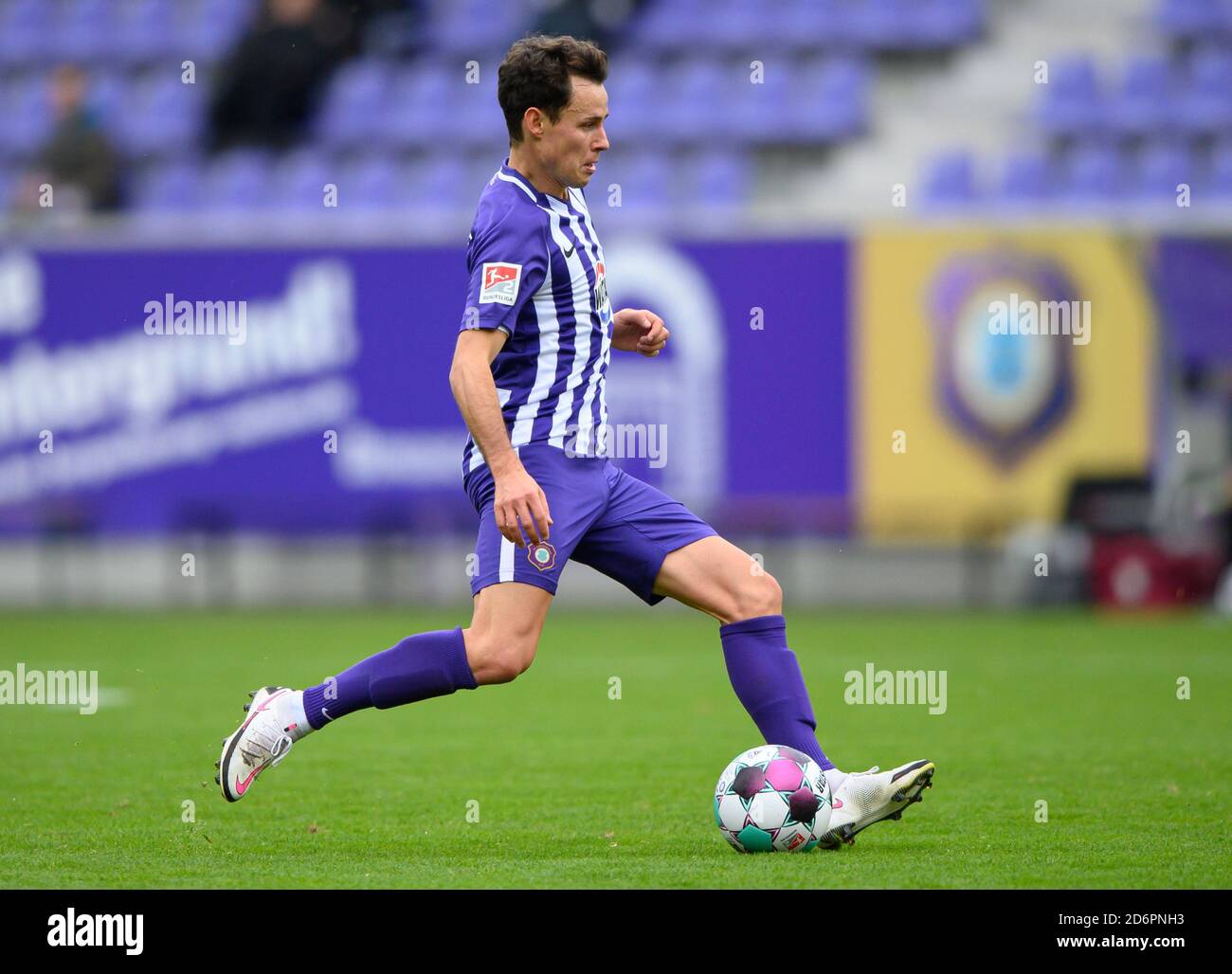 Aue, Germany. 18th Oct, 2020. Football: 2nd Bundesliga, FC Erzgebirge Aue - 1st FC Heidenheim, 4th matchday, at the Erzgebirgsstadion. Aues Clemens Fandrich plays the ball. Credit: Robert Michael/dpa-Zentralbild/dpa - IMPORTANT NOTE: In accordance with the regulations of the DFL Deutsche Fußball Liga and the DFB Deutscher Fußball-Bund, it is prohibited to exploit or have exploited in the stadium and/or from the game taken photographs in the form of sequence images and/or video-like photo series./dpa/Alamy Live News Stock Photo