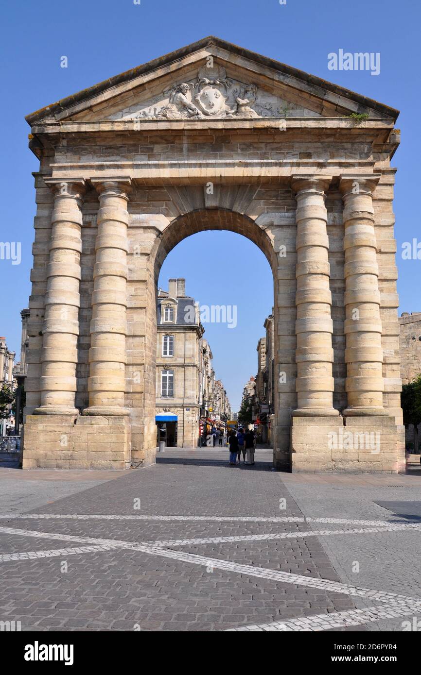 France, Aquitaine, Bordeaux, The Porte of Aquitaine is an imposant triumphal arch built in the 18th century with a triangular pediment with royal arms Stock Photo