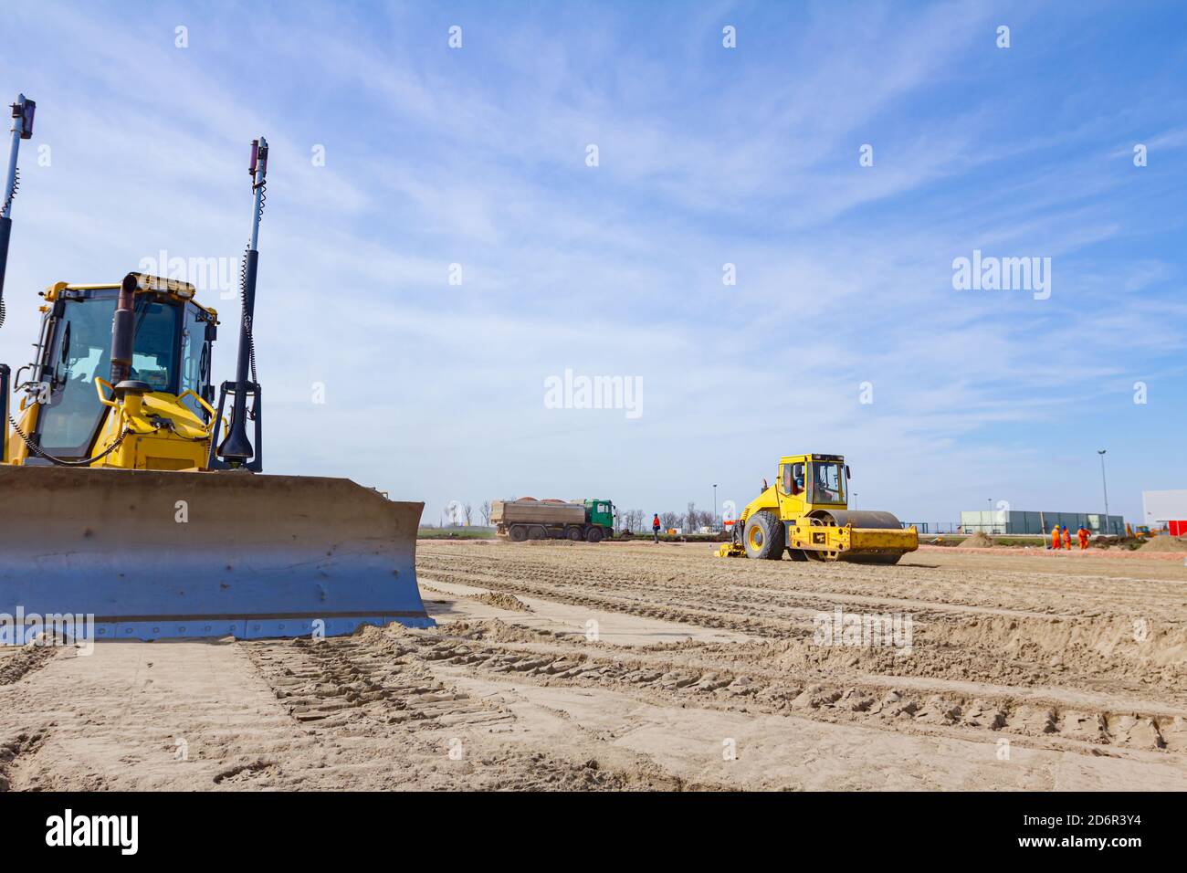 Vibration plate compactor is mounted to the steamroller, compacting