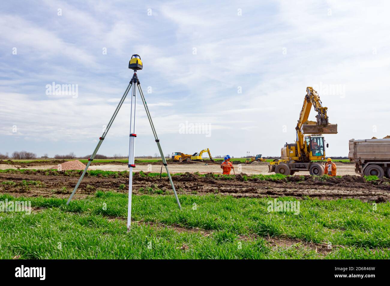 Total center device with laser for leveling other devices to level